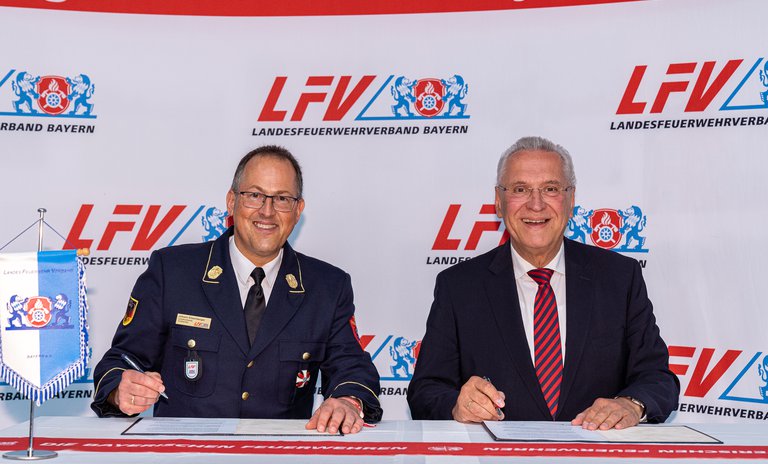 Bild 2 -Innenminister Joachim Hermann und LFV-Vorsitzender Johann Eitzenberger unterzeichnen Kooperationsvereinbarung zum Katastrophenschutz