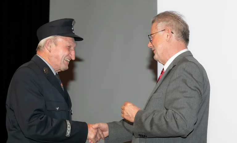 Ehrung Anton Ertl Törring 50 Jahre Fähnrich.jpg
