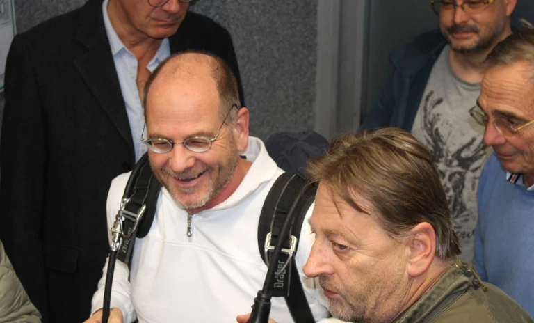 Die Mediziner haben sich das Gerät auch selbst auf den Rücken geschnallt, um ein Gefühl für die Belastung zu erhalten.JPG