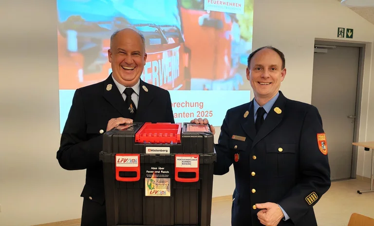 Fachbereichsleiter Randlinger und KBR Grundner mit dem neuen Koffer.jpg
