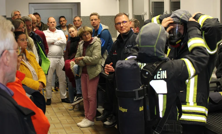 In zwei Minuten waren die Beiden einsatzklar und wurden dabei genau beobachtet.JPG