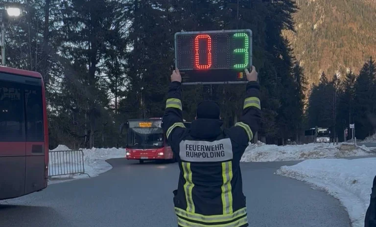 Mit diesen Tafeln wurden die Busse an ihre Parkpositionen an der Arena eingewiesen.jpg