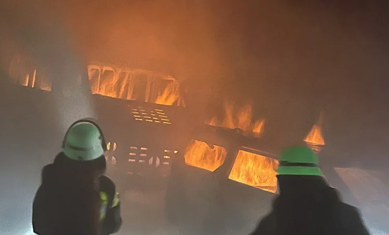 Schweiz - Mit Brandatrappen wurden echte Flammen erzeugt die von den Feuerwehrleuten gelöscht werden mussten.JPG