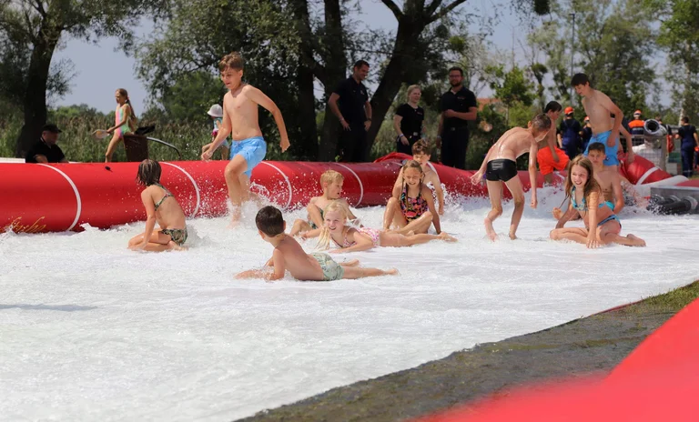 die Riesenwasserrutsche wurde von einer Hochleistungspumpe betrieben.JPG