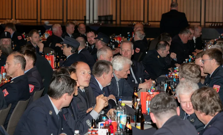 Rund 90 Feuerwehrmänner wurden geehrt.jpg