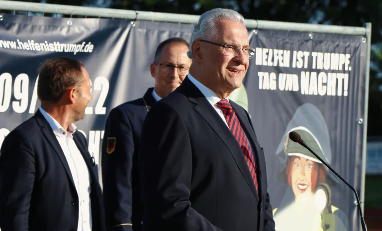 Bild 4 -Innenminister Joachim Hermann eröffnet die  Feuerwehraktionswoche.jpg