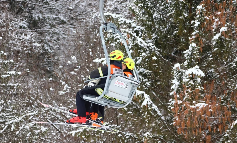 Feuerwehrleute im Sessellift.jpg