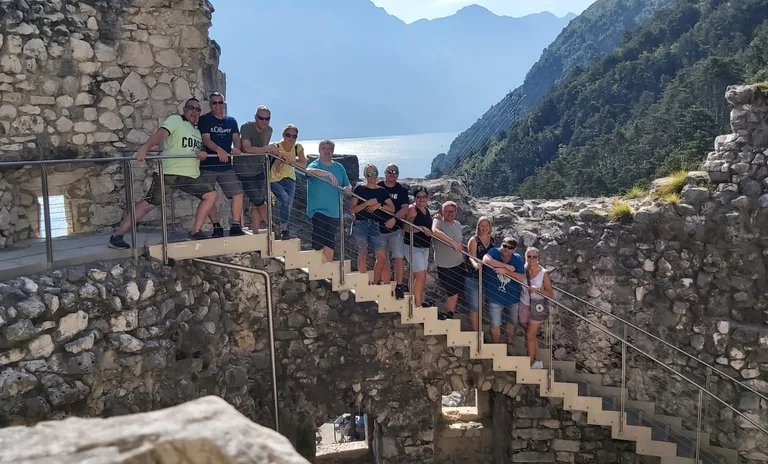 Ein Teil der Waginger Reisegruppe auf der Bastion, dem Ziel des Wettkamkampfes.jpg