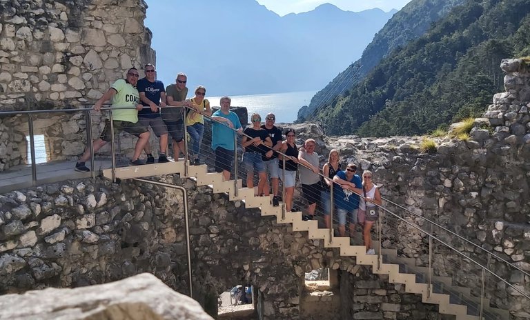 Ein Teil der Waginger Reisegruppe auf der Bastion, dem Ziel des Wettkamkampfes.jpg