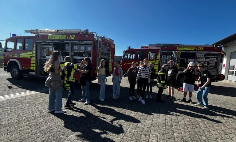 Modenschau bei der Feuerwehr Tacherting.jpg