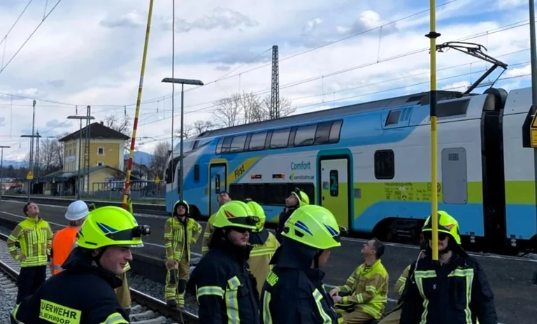Am Bahnhof Übersee wurden die Einsatzkräfte in der Bahnerdung geschult.jpg