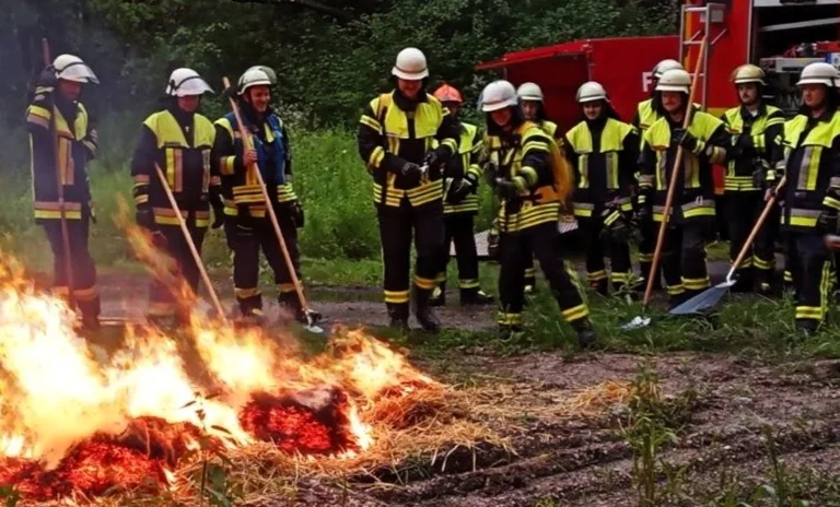 Hier wird das Löschen von Bodenfeuern mit Löschrucksäcken und Feuerpatschen geübt.jpg