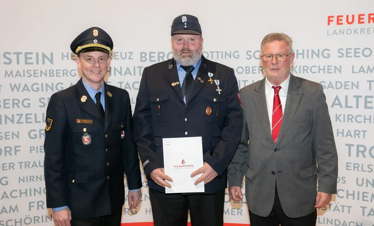 Ehrung Josef Loferer Bürgermeister Schleching.jpg