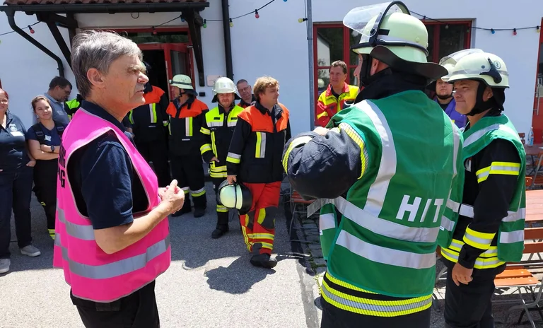 Hauptorganisator Josef Grundl links im Gespräch mit den Übenden.jpg
