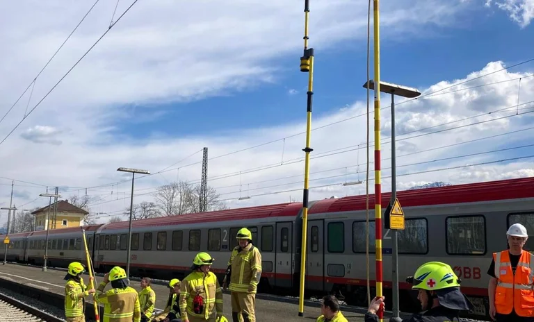 HIer werden die Erdungsstangen in Position gebracht.jpg