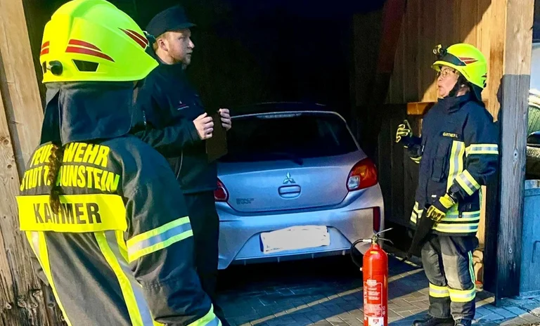Irmi Gartner erklärt den Umgang die Anwendung und die Grenzen von Feuerlöschern.jpg