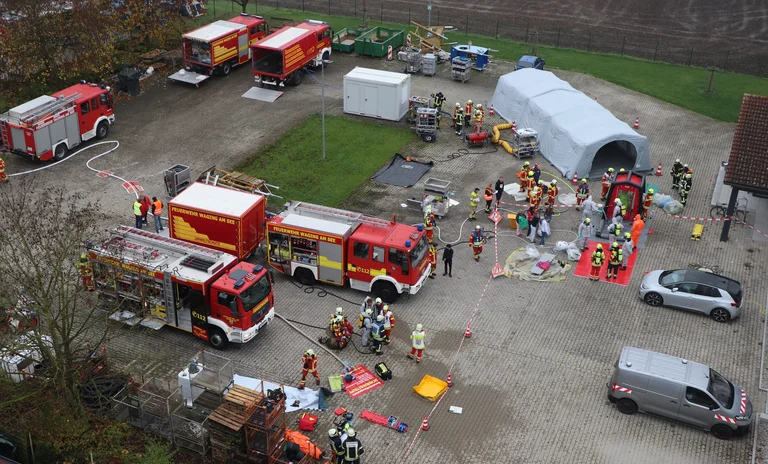 Das Übungsgebiet aus der Drehleiterperspektive - rechts der abgsperrte Bereich mit den Dekonstellen.JPG