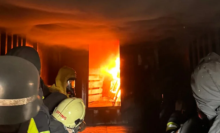 Erste Erfahrungen mit Feuer und Rauch.jpg