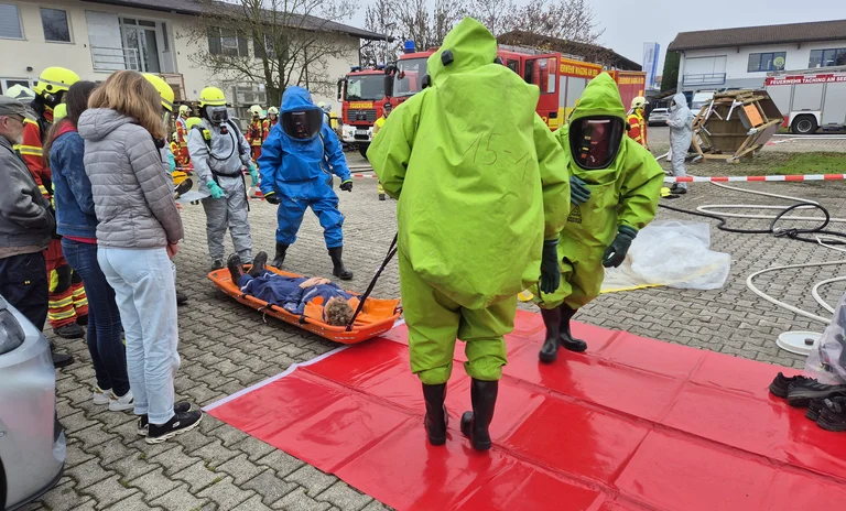 Nicht gehfähige Person wird durch CSA-Träger gerettet.jpg