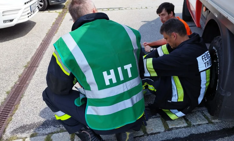 Geschockte Einsatzkräfte.jpg