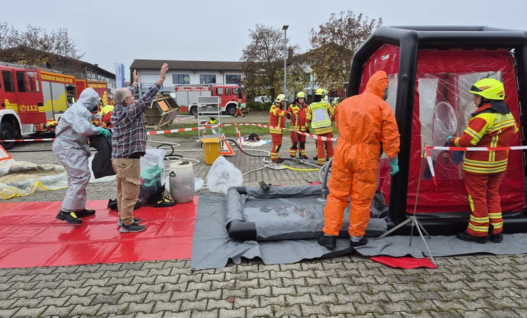 Dekontamination während einer Gefahrgutübung.jpg
